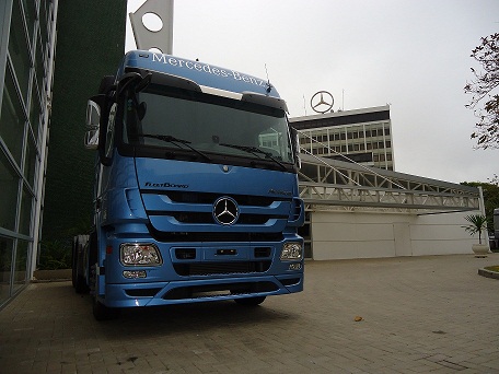 Caminhões Mercedes Benz no Clima do Carnaval